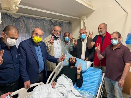 الاسير ماهر الاخرس يعلق اضرابه عن الطعام